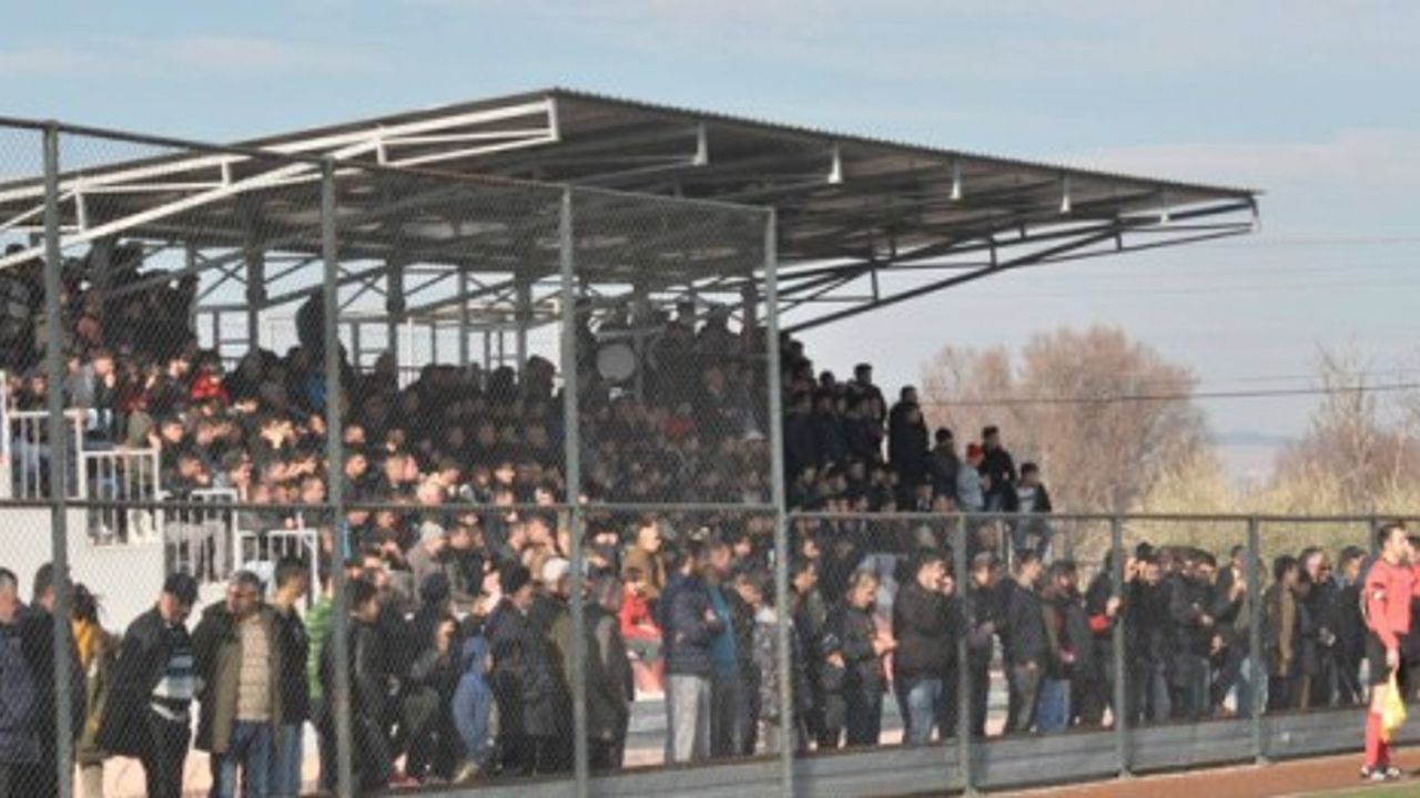 Taraftarlar maçı izlemek için her yolu denedi 