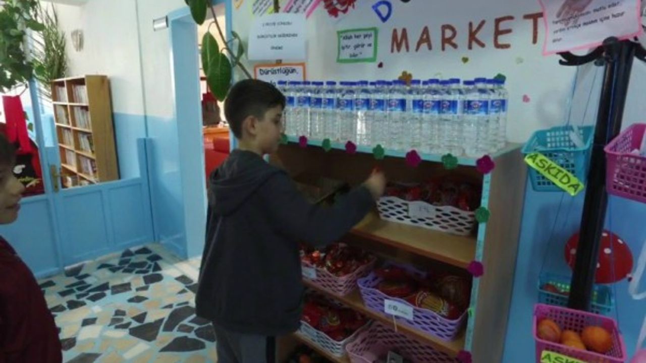 Öğrenciler dürüst alışverişi bu market ile öğreniyor 