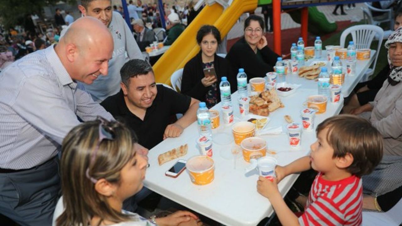 Başkan Çolakbayrakdar, Haftanın 7 Günü Vatandaşlarla Birlikte 