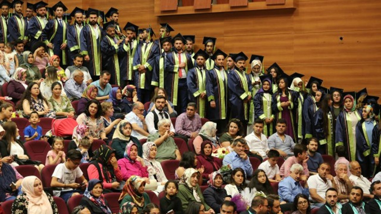 Büyükkılıç, üniversitelilerin mezuniyet sevincine ortak oldu 