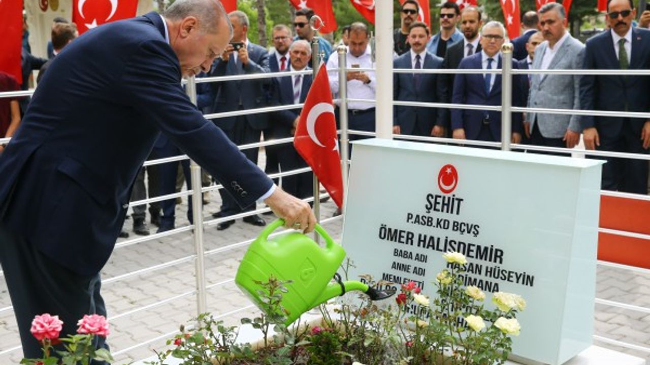 Cumhurbaşkanı Erdoğan, kahraman Ömer Halisdemir'in mezarını ziyaret etti 
