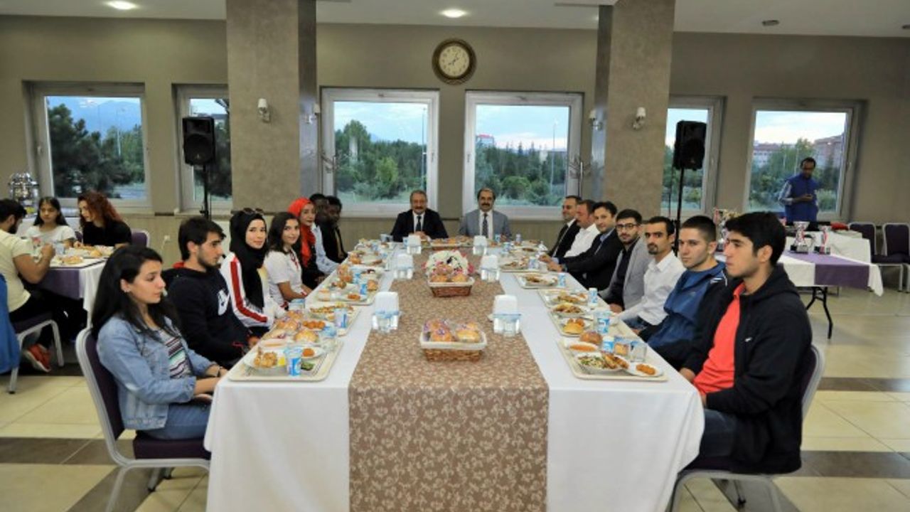 ERÜ Rektörü Güven, Spor Müsabakalarında Derece Alan Öğrenciler ile İftar Yemeğinde Bir Araya Geldi 
