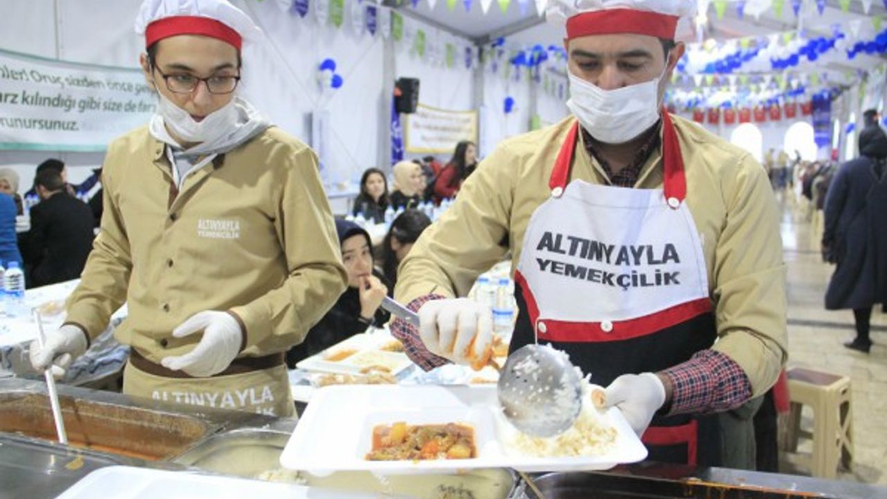 Her gün 2 bin 500 kişilik iftar yemeği hazırlıyorlar 