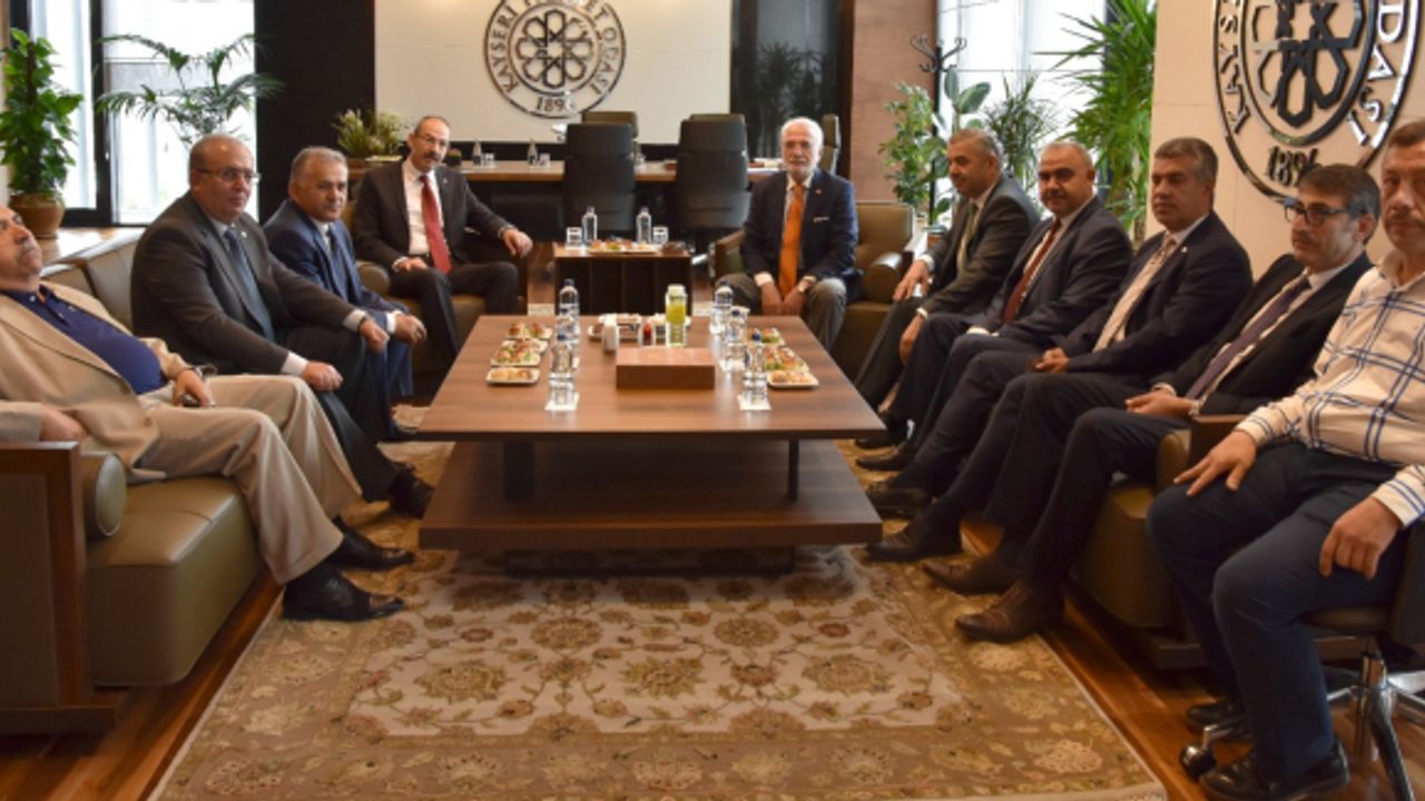 AK Parti Grup Başkan Vekili Mustafa Elitaş, Kayseri Ticaret Odası’nı Ziyaret Etti