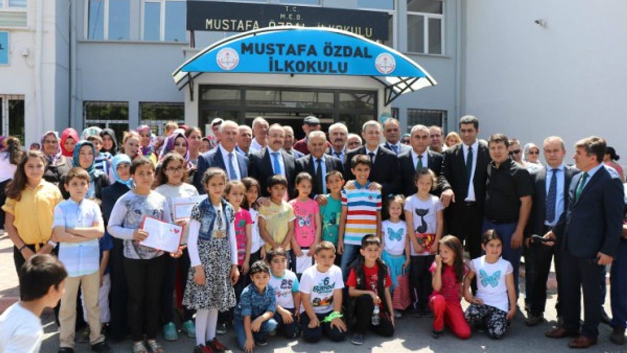 Kayseri'de 300 bin 86 öğrenci karne aldı 