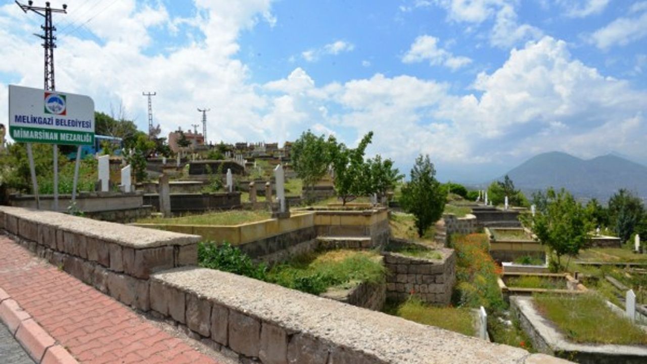 Melikgazi Belediyesince Mezarlıklarda Temizlik ve Bakım Çalışması 