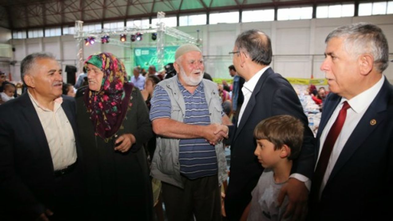 Melikgazi'nin mahalle iftarına 7'den 70'e ilgi gösterdi