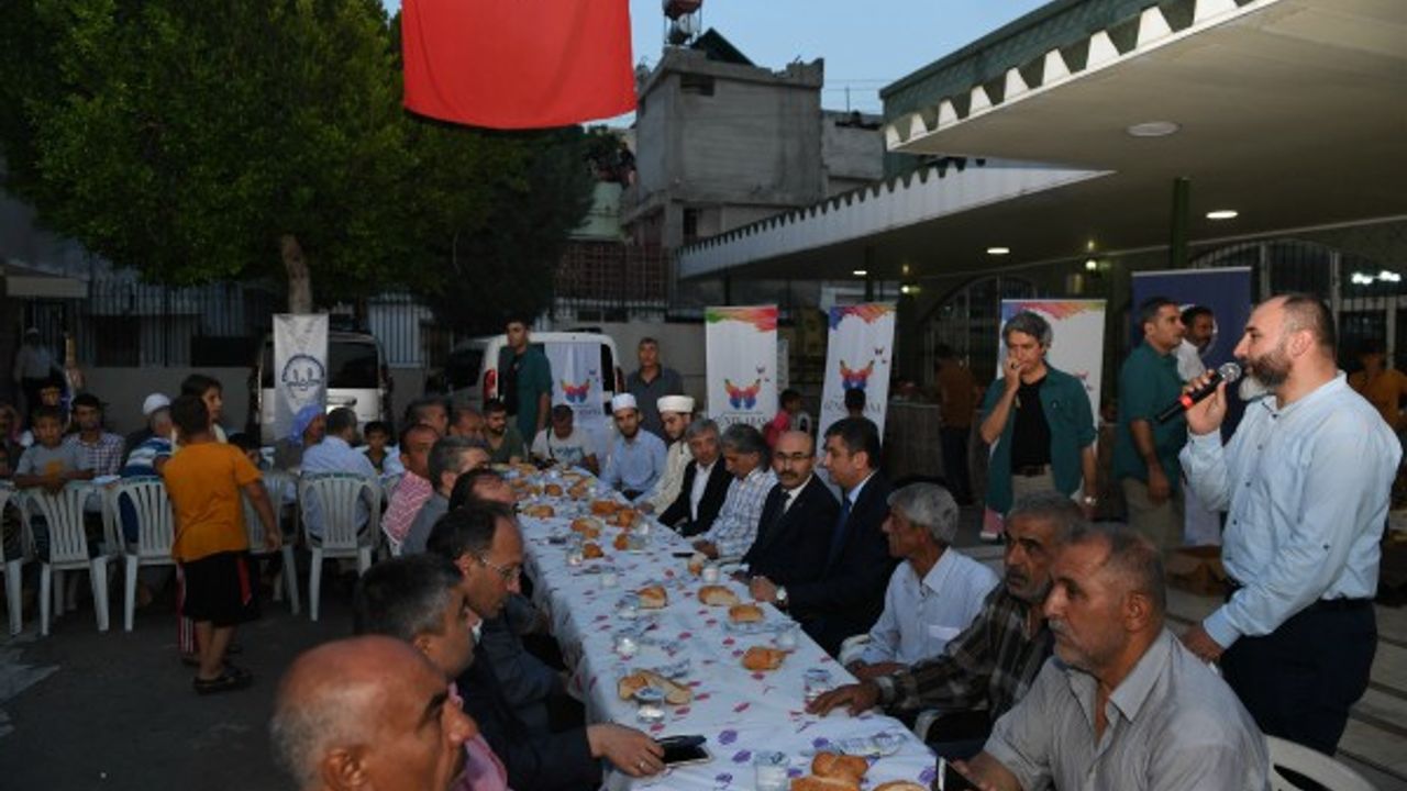 Vali Demirtaş ‘Huzurda Buluşuyoruz’ projesi kapsamında vatandaşlarla iftar yaptı 