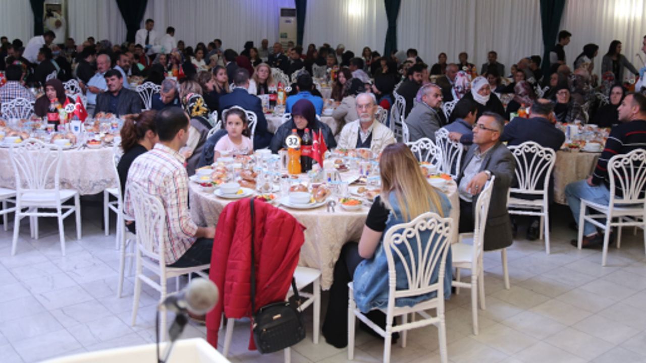 Vali Kamçı şehit aileleri ile iftar yemeğinde bir araya geldi 