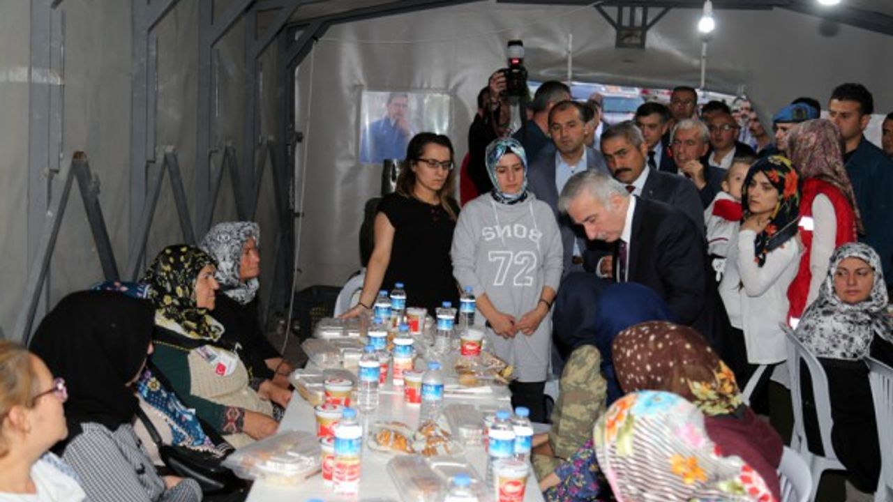 Vali Kamçı Şehit Orhan Özkan’ın ailesini ziyaret etti