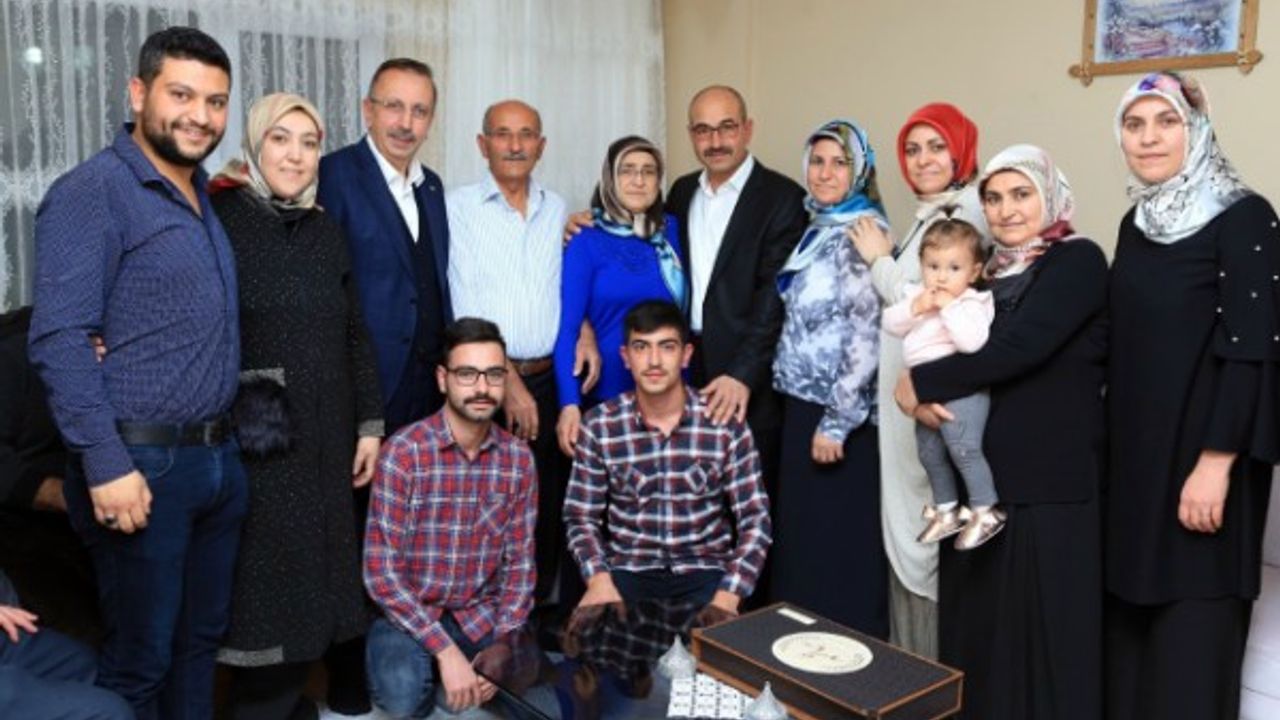 50.Evlilik yıldönümü pastasını Nevşehir Belediye Başkanı Seçen ile birlikte kestiler  