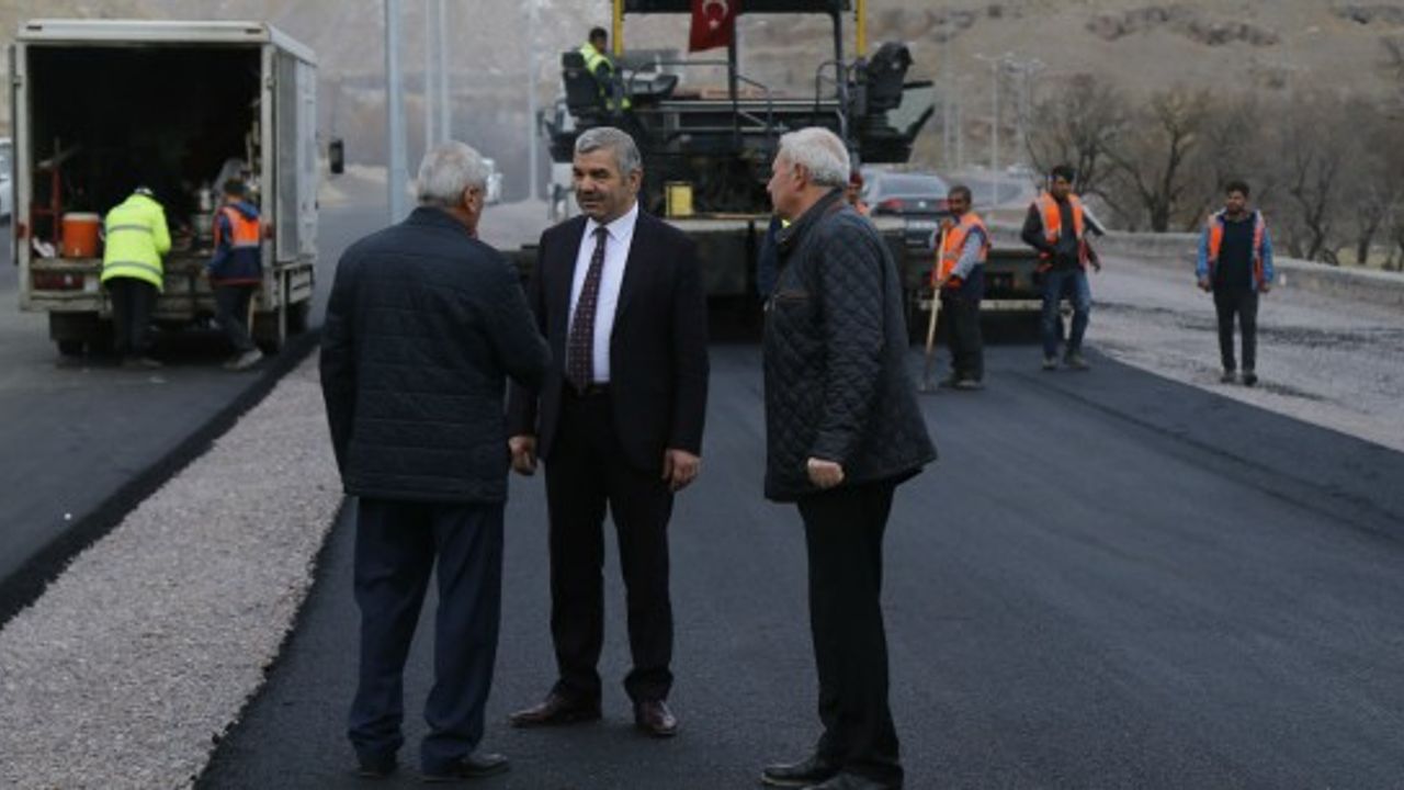 Başkan Çelik, şehir merkezi ve ilçelerde hız kesmeyen asfalt çalışmalarını yerinde takip etmeye devam ediyor 