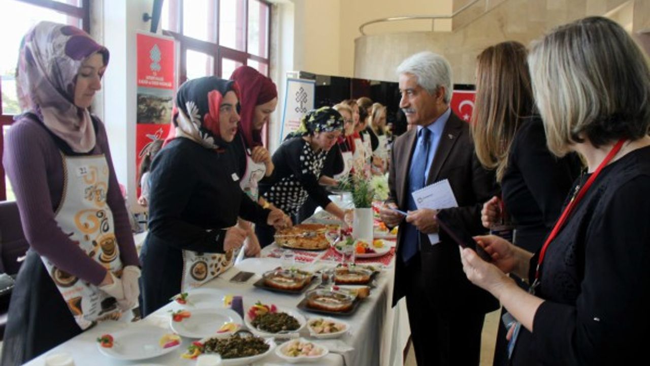 Ev hanımları en güzel yemeği yapabilmek için hünerlerini sergiledi 