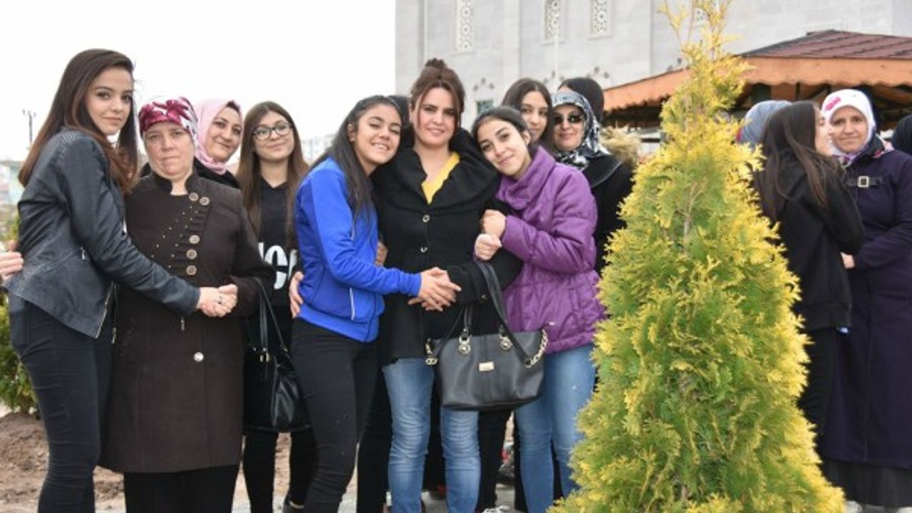 Kocasinan'da anneler ve kızları ağaç dikti 