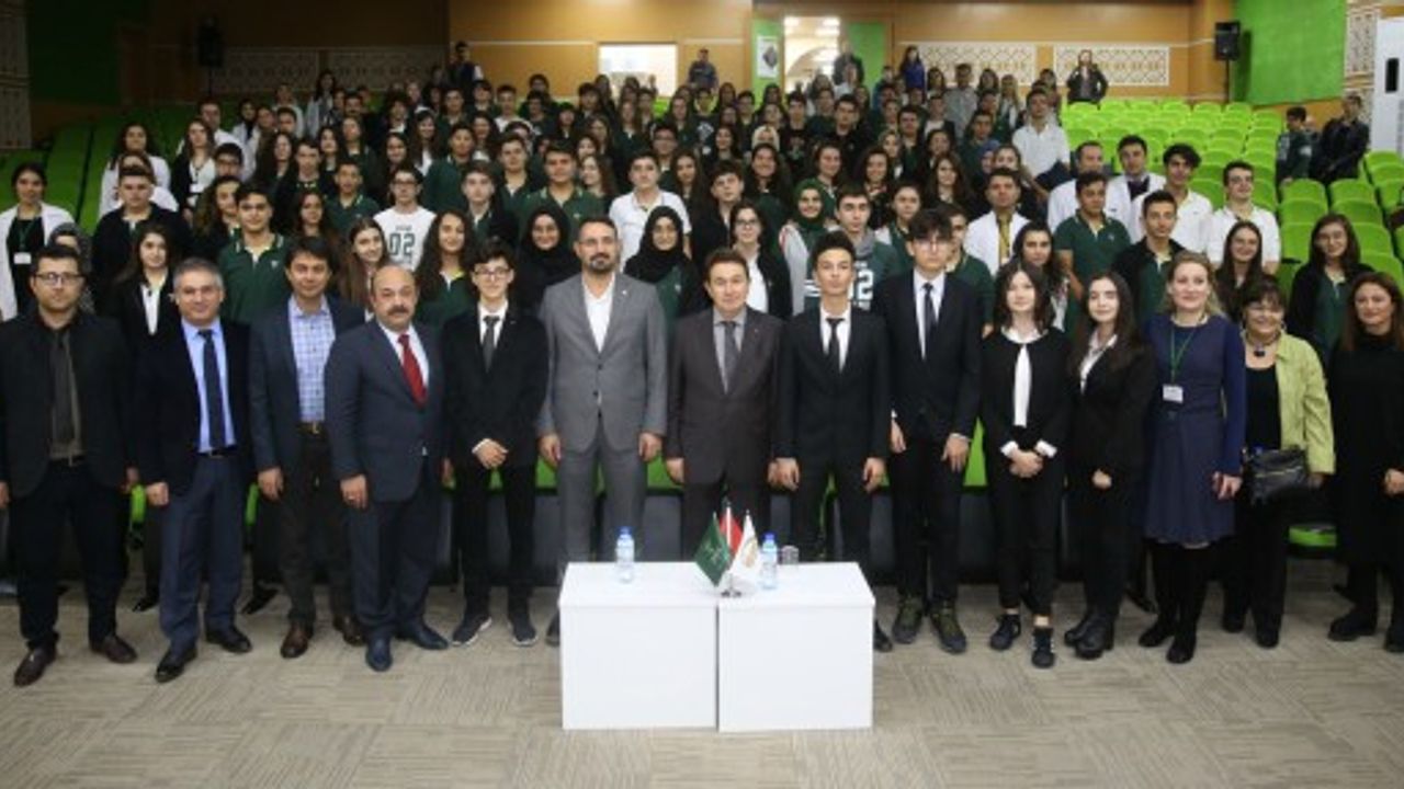Rektör Sabuncuoğlu öğrencilere, dünyadaki değişimi ve eğitime etkisini anlattı 