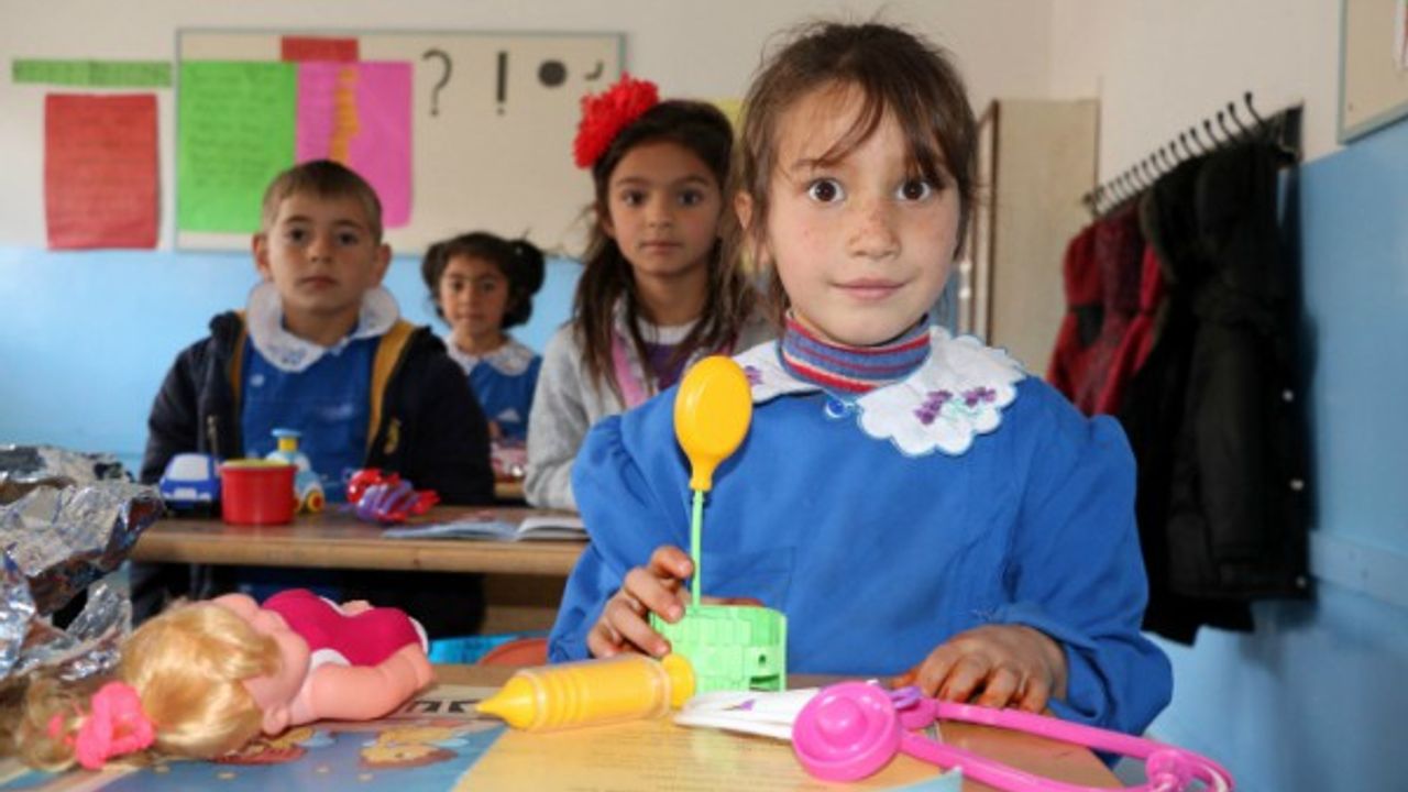 Topladıkları koli koli oyuncaklarla köydeki öğrencilerin yüzünü güldürdüler  