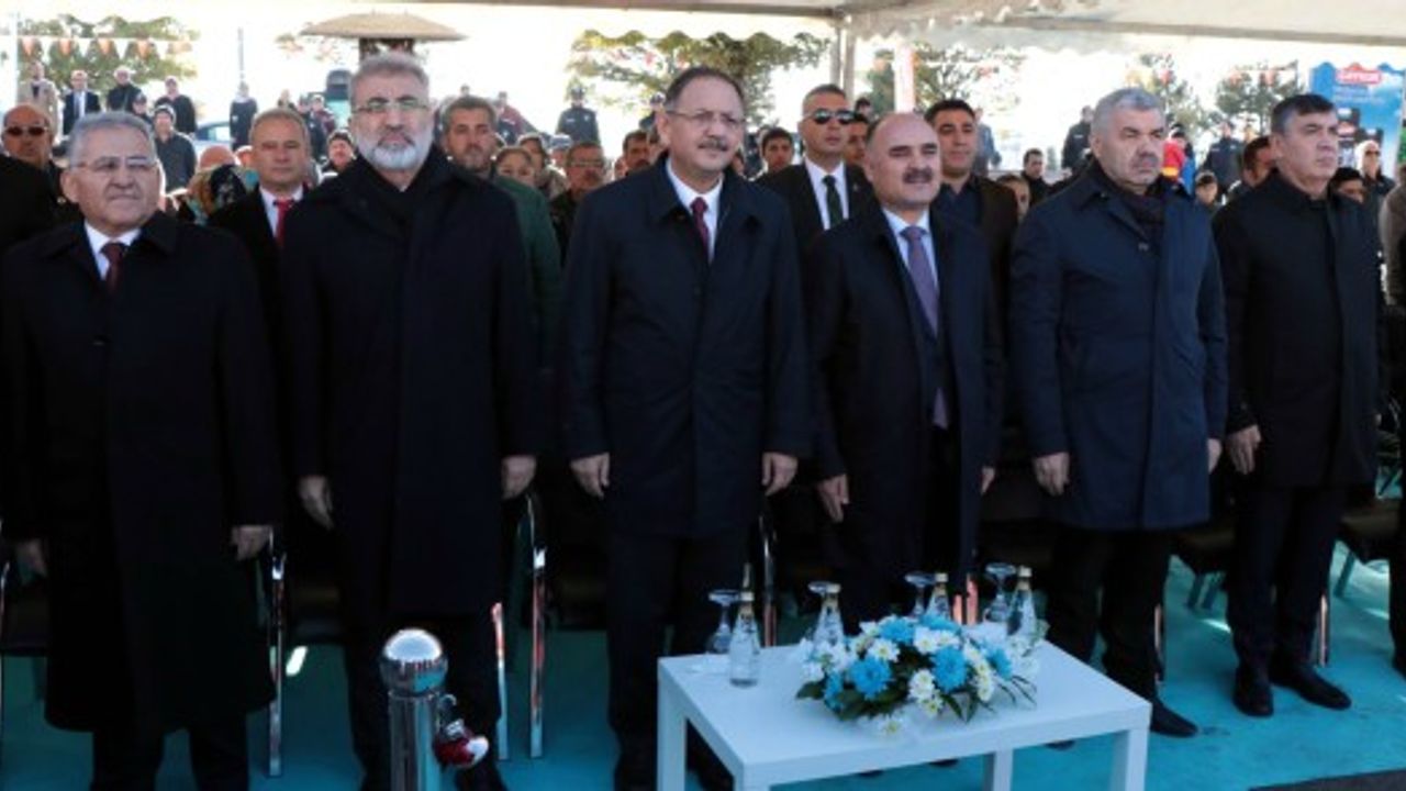 Özhaseki: “Dünyanın hiçbir ülkesinde Türkiye’nin başında olduğu kadar bela yoktur” 