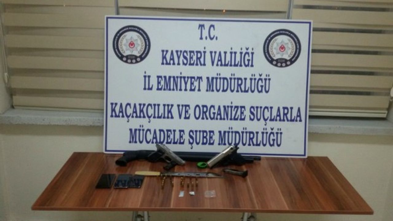 Araç aramasında ruhsatsız silah ve uyuşturucu yakalandı 