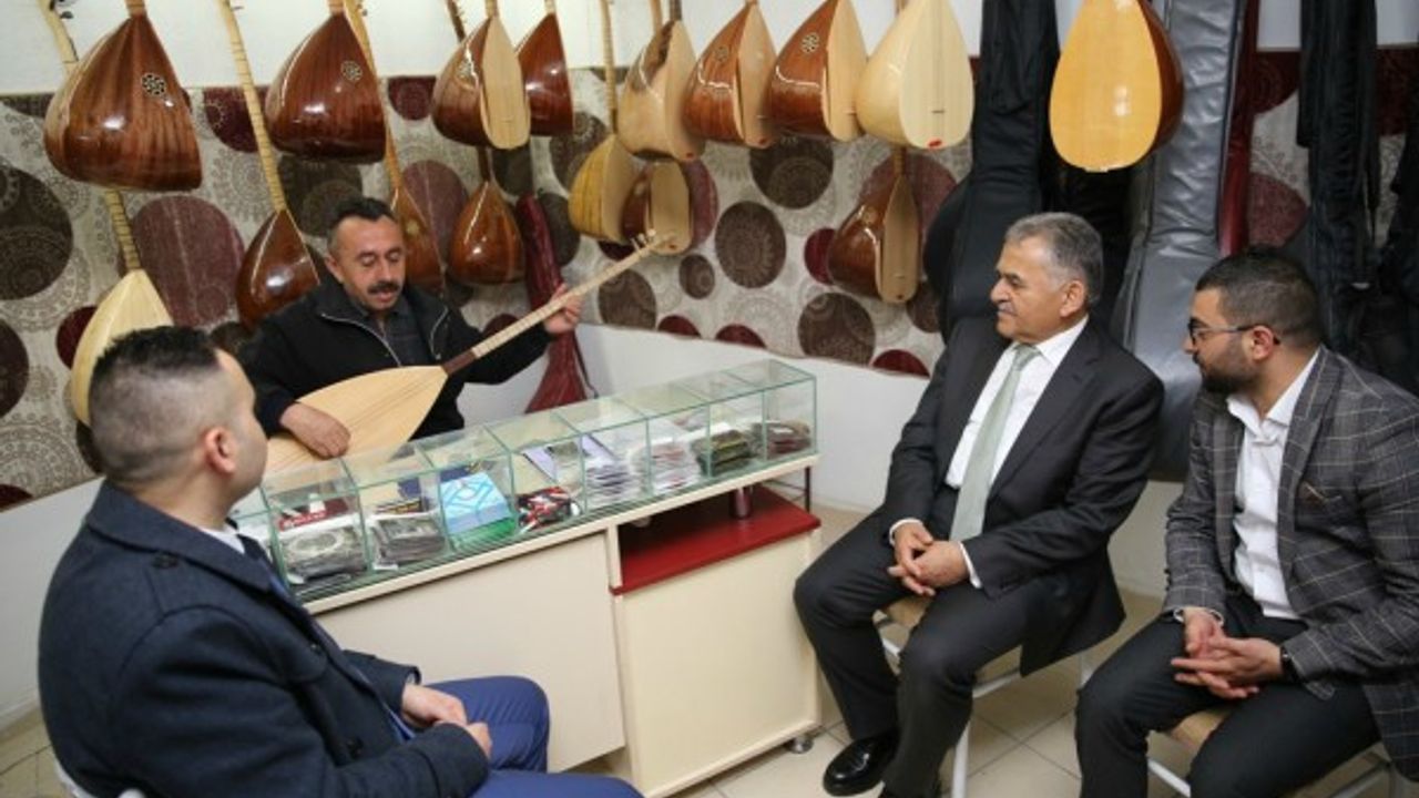 Başkan Büyükkılıç ve ekibi Hunat çarşı esnafı ile birlikte 