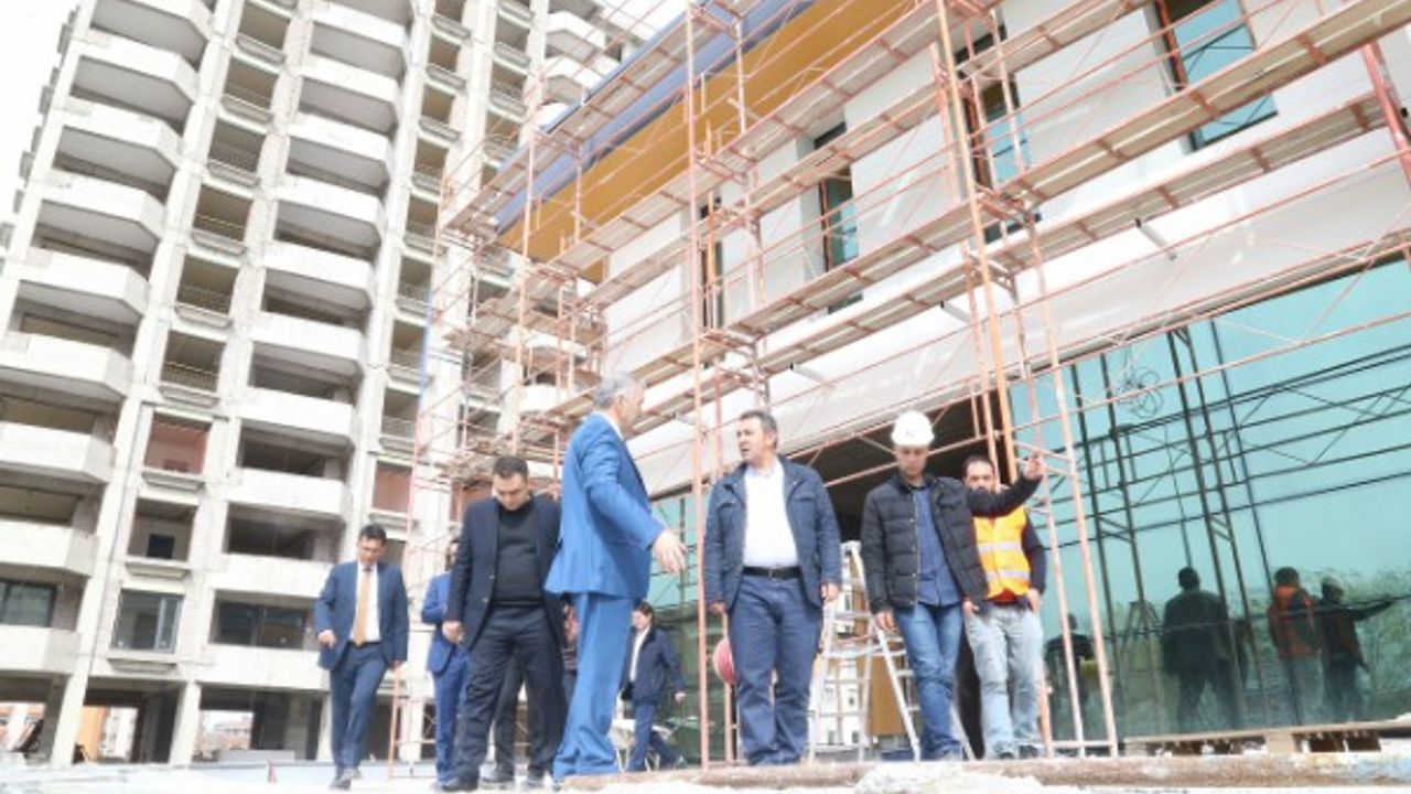 Başkan Çelik, Talas Sosyal Yaşam Merkezi inşaatında incelemelerde bulundu 