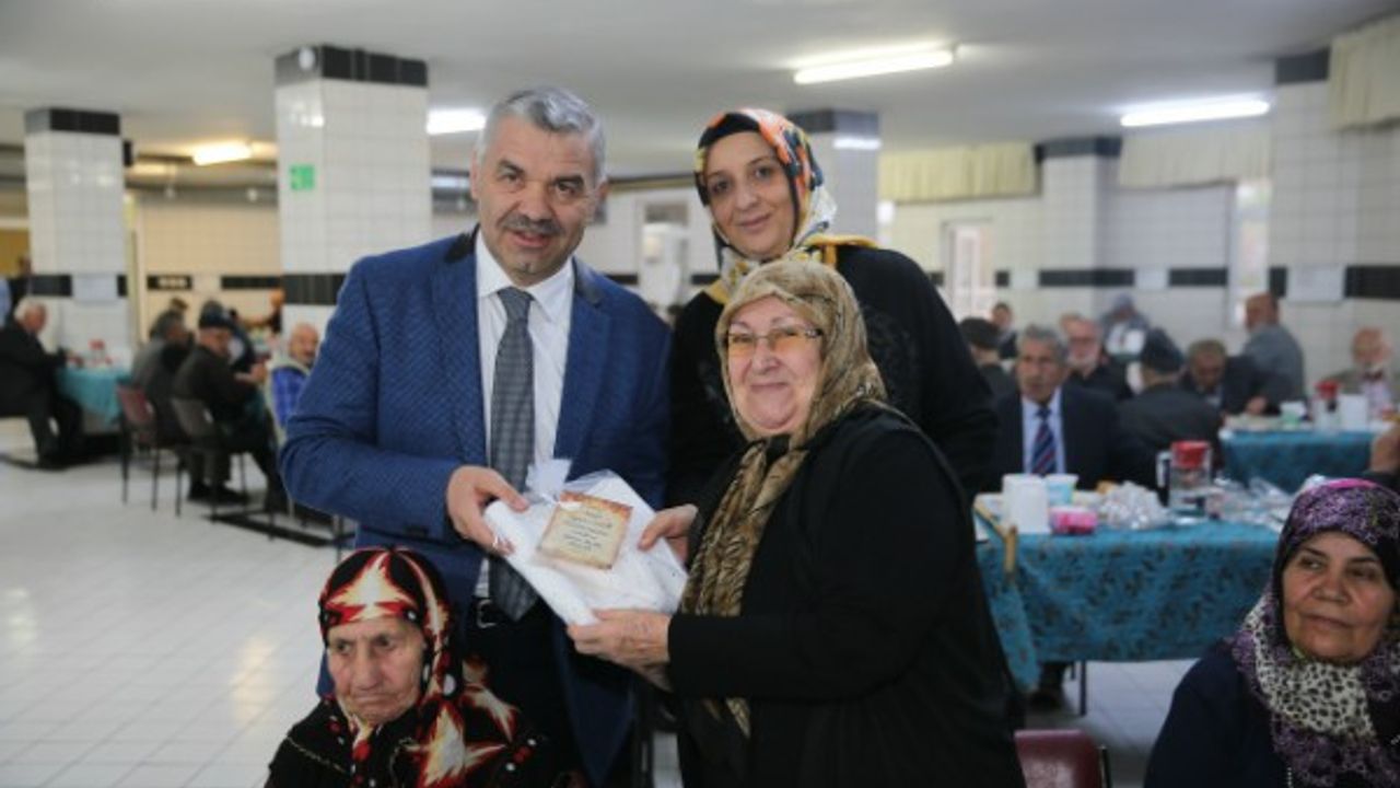 Başkan Çelik ve eşi İkbal Çelik, Regaib Gecesi’nde Huzurevi’ndeki yaşlılarla bir araya geldi