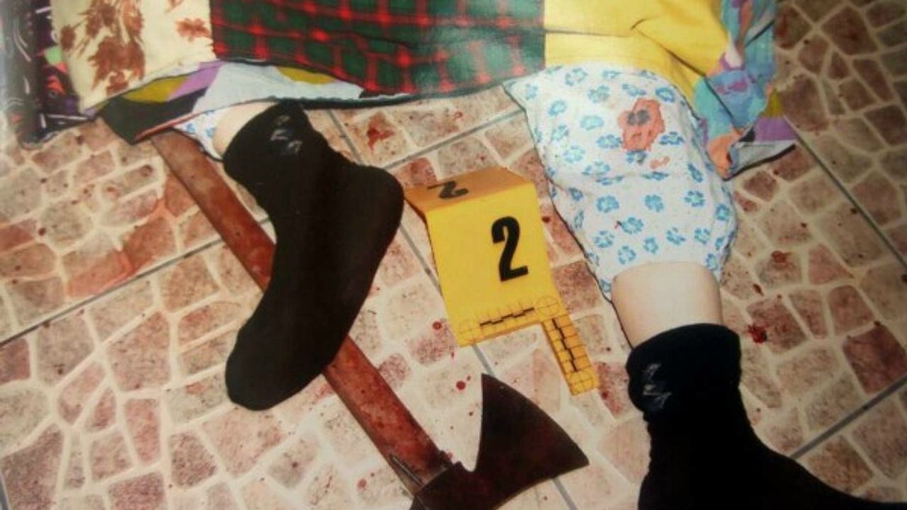 Dedikodu Yapmasın Diye Yaşlı Kadını Baltayla Öldürüp Boğazını Kesmişler 