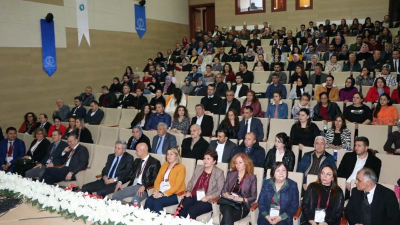 Eskişehir Anadolu Üniversitesi başarılı öğrencilere ‘başarı belgesi’ verdi