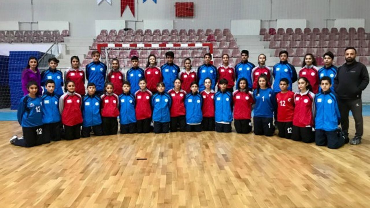 Hentbolda Kayseri Anadolu Yıldızlar Ligi Kız Ve Erkek Takımı Yarı Finallere Kalabilmek İçin Isparta'ya Gidiyor