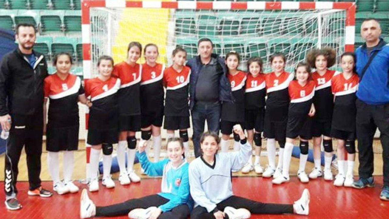 Sahra Galip Özsan Ortaokulundan Alkışlanacak Hentbol