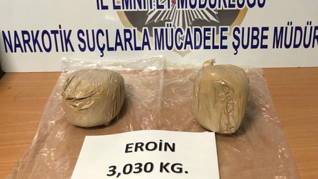 Kadın yolcunun çantasından 3 kilo eroin çıktı 