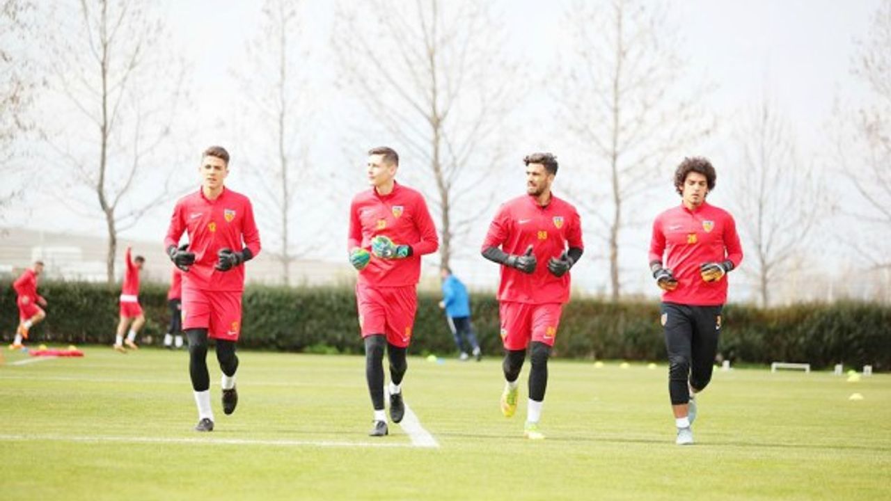 Kayserispor’un Genç Kalecileri Fenerbahçe Maçı İçin Eldiven Bekliyor 