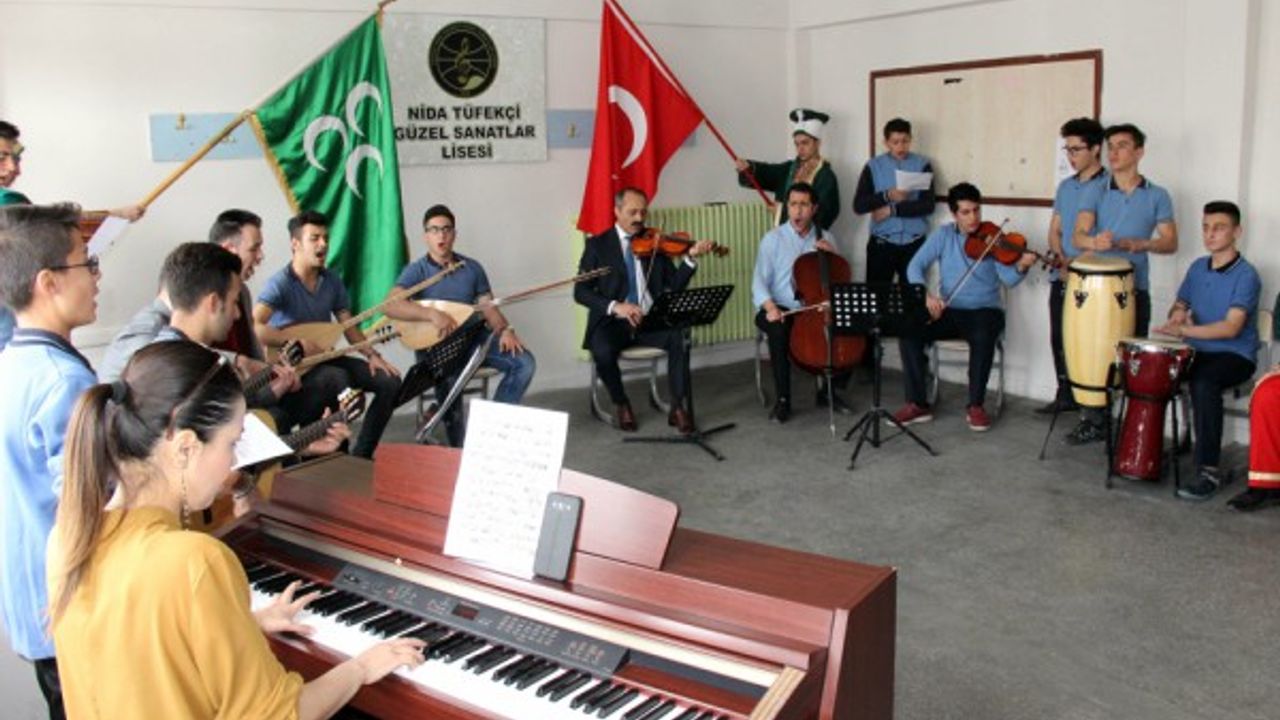 Öğrenciler, Mehmetçik'e destek için farklı enstrümanlarla mehter marşı çaldı