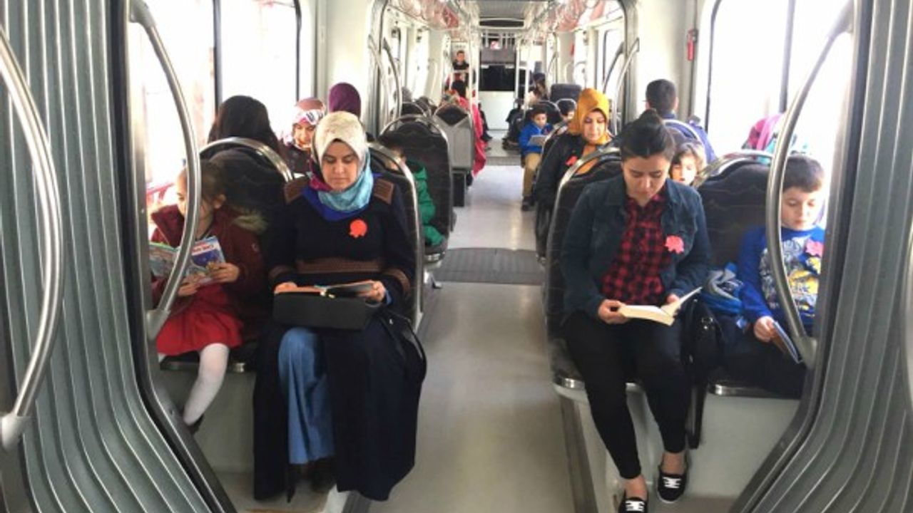 Tramvay hattı kitap okuma etkinliğine ev sahipliği yaptı 
