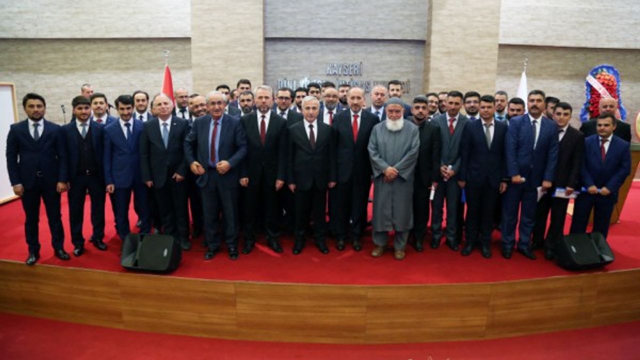 Vali Kamçı Dini Yüksek İhtisas Merkezindeki mezuniyet törenine katıldı