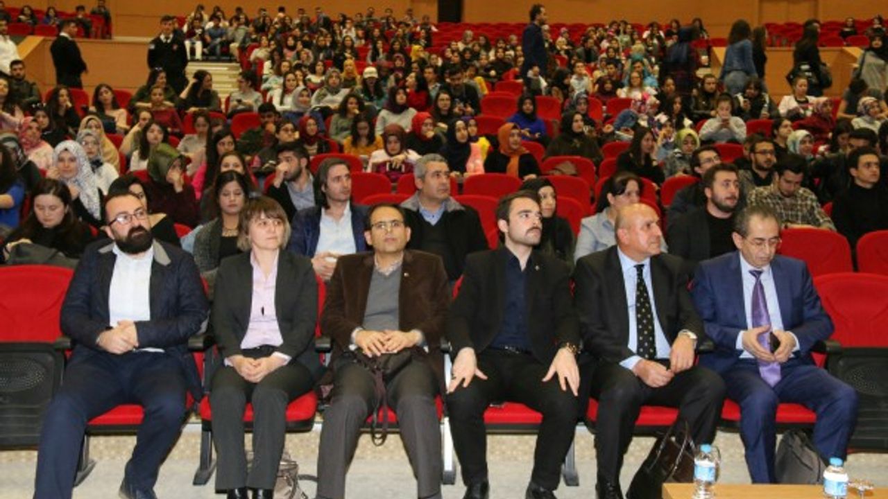 Yrd. Doç. Dr. Çobanoğlu: "Akif bütün topluma mâl olmuştur"