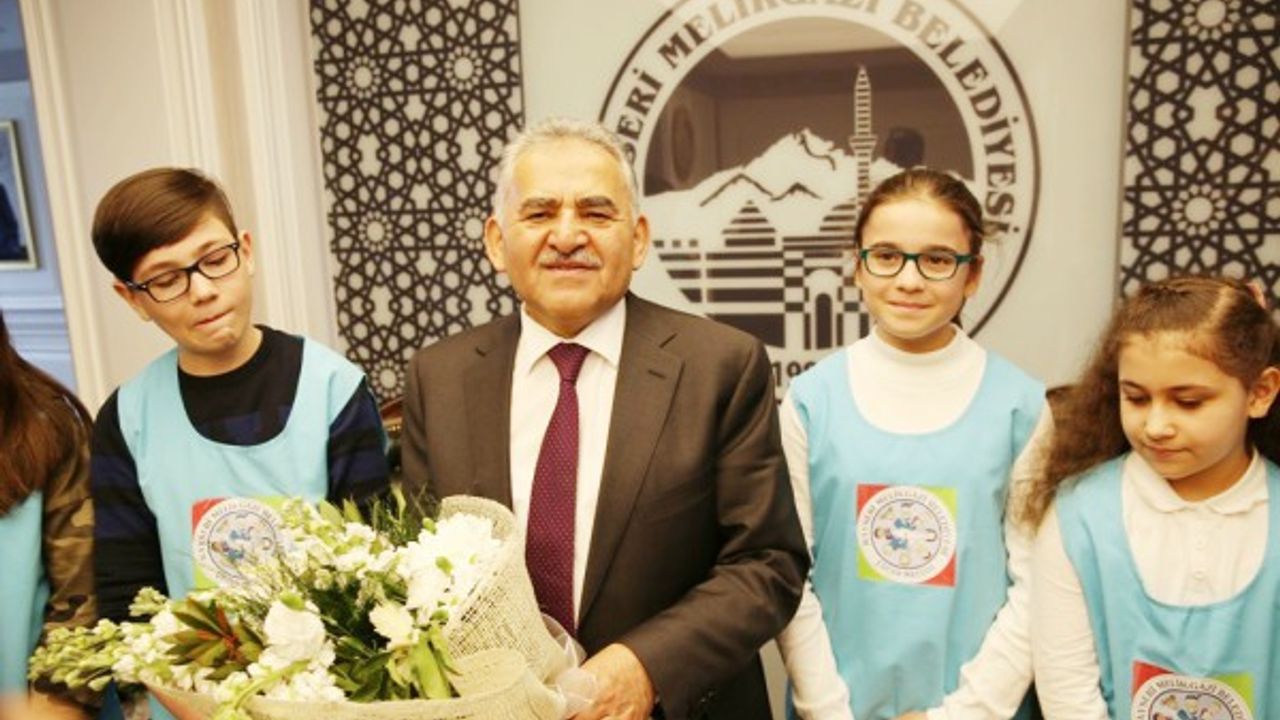 Çocuk Meclisi üyeleri Başkan Büyükkılıç'ın Tıp Bayramı'nı kutladı 
