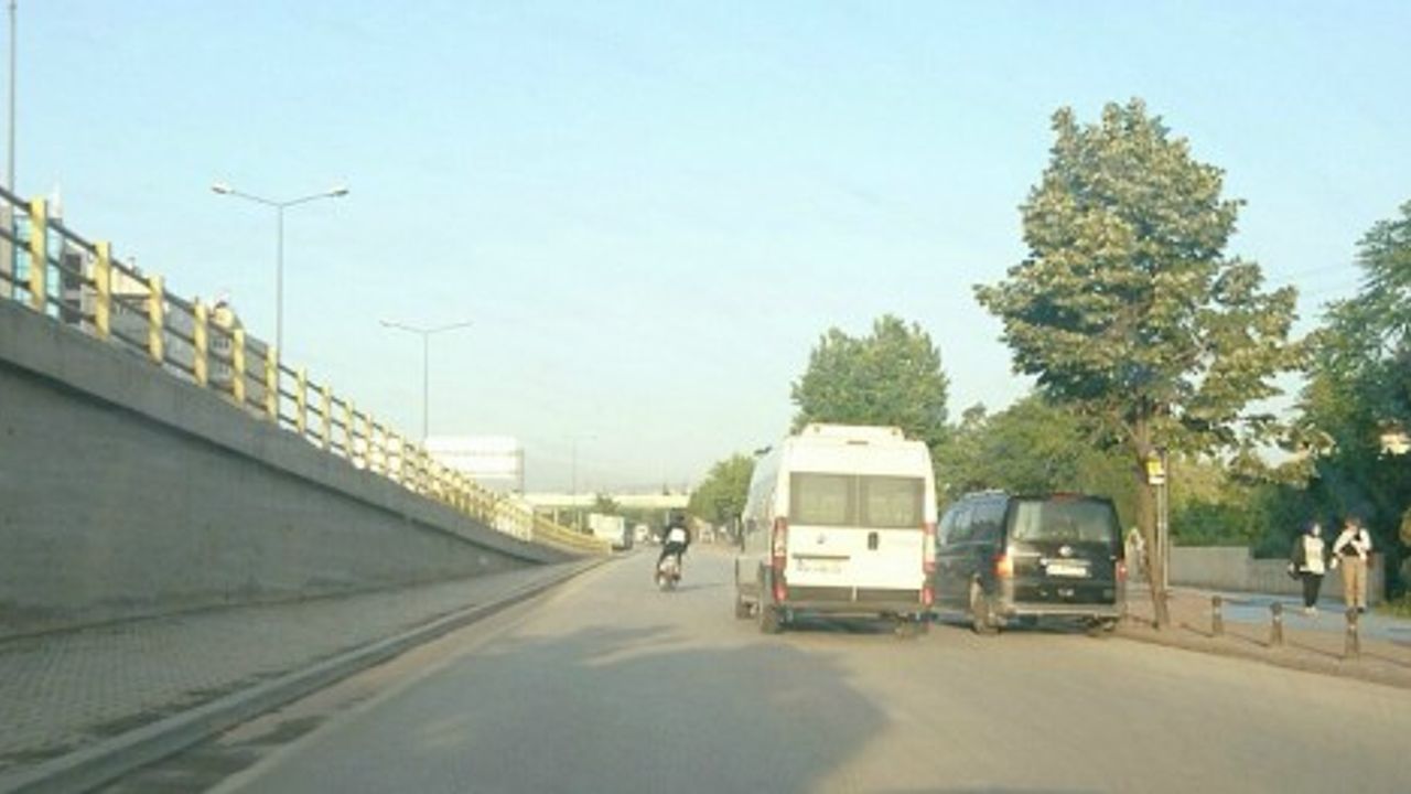Ayakta motor sürdü, araçların arasında makas attı 