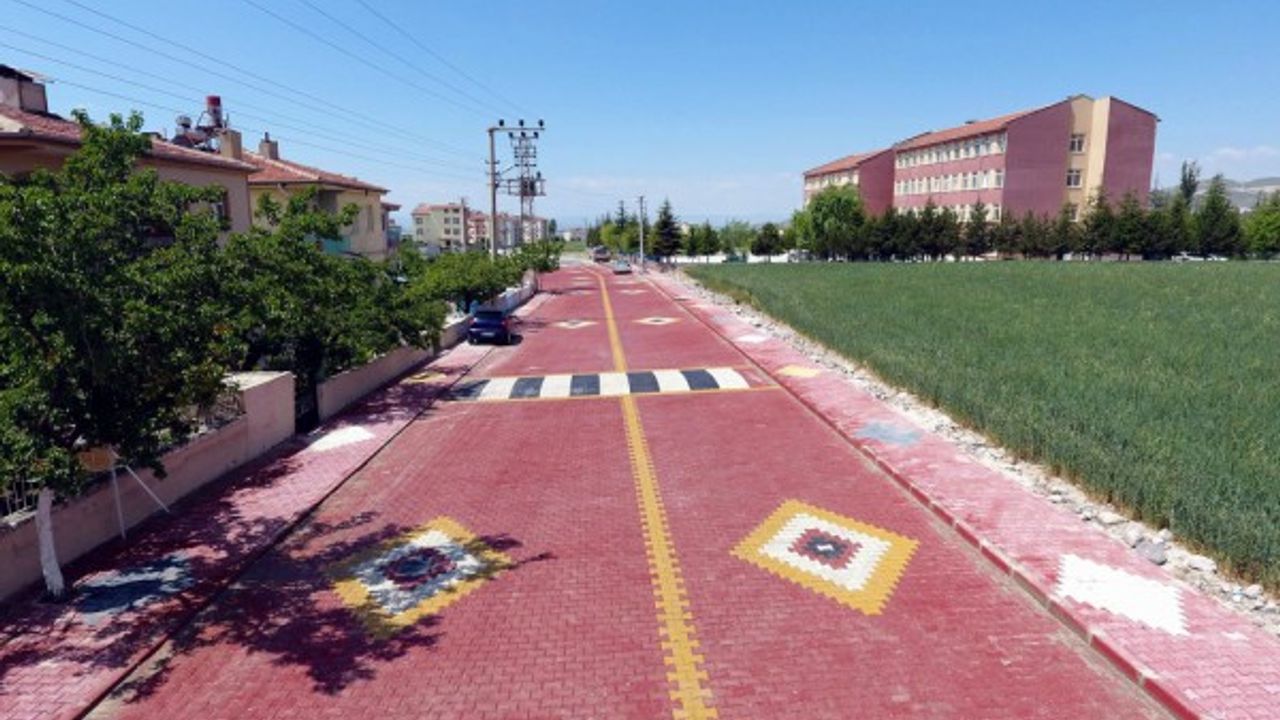 Develi Anadolu Lisesi çevresinde parke çalışmaları tamamlandı 