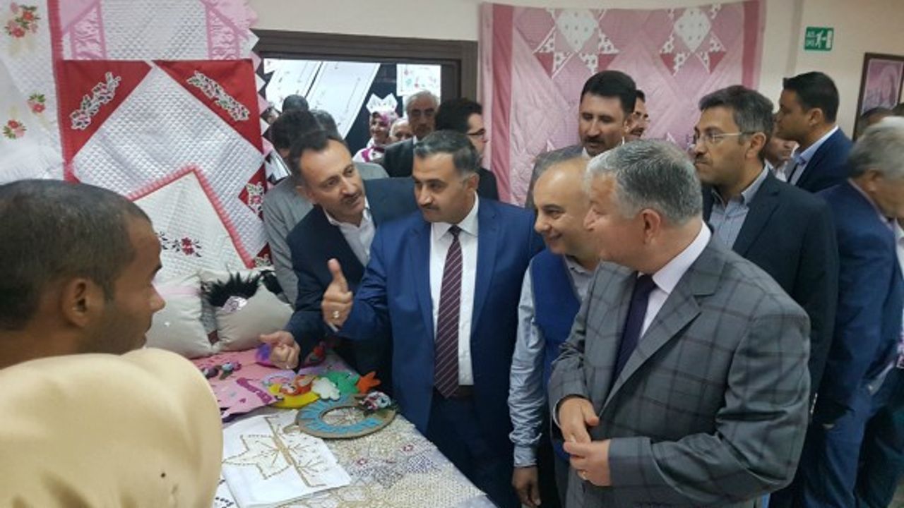 Develi Halk Eğitim Merkezi yıl sonu sergisi açtı 