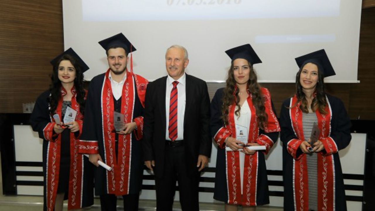 Edebiyat Fakültesi İngiliz Dili Ve Edebiyatı Bölümü’nde Mezuniyet Coşkusu 