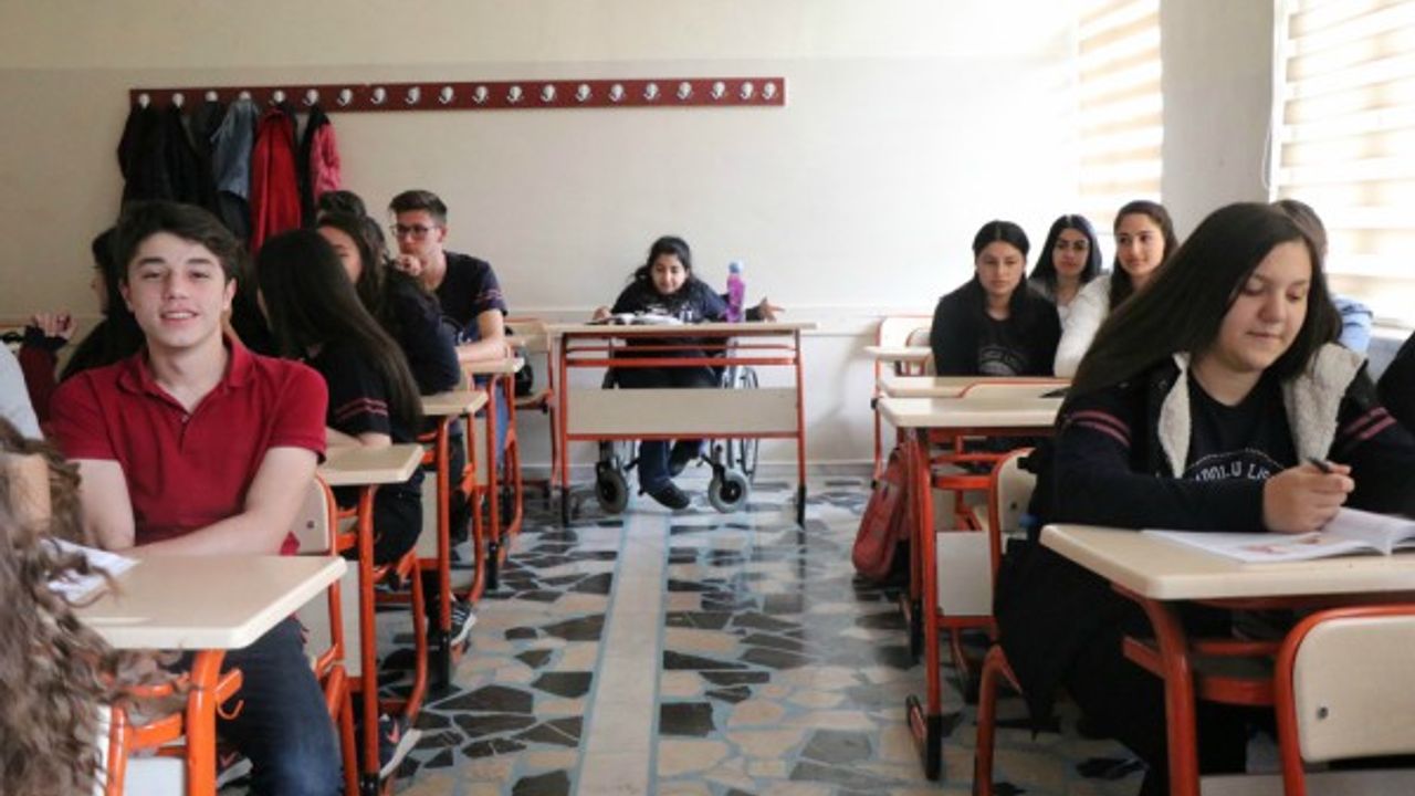 Engeline aldırmadı okulun ihtiyaçları için uğraşıyor 
