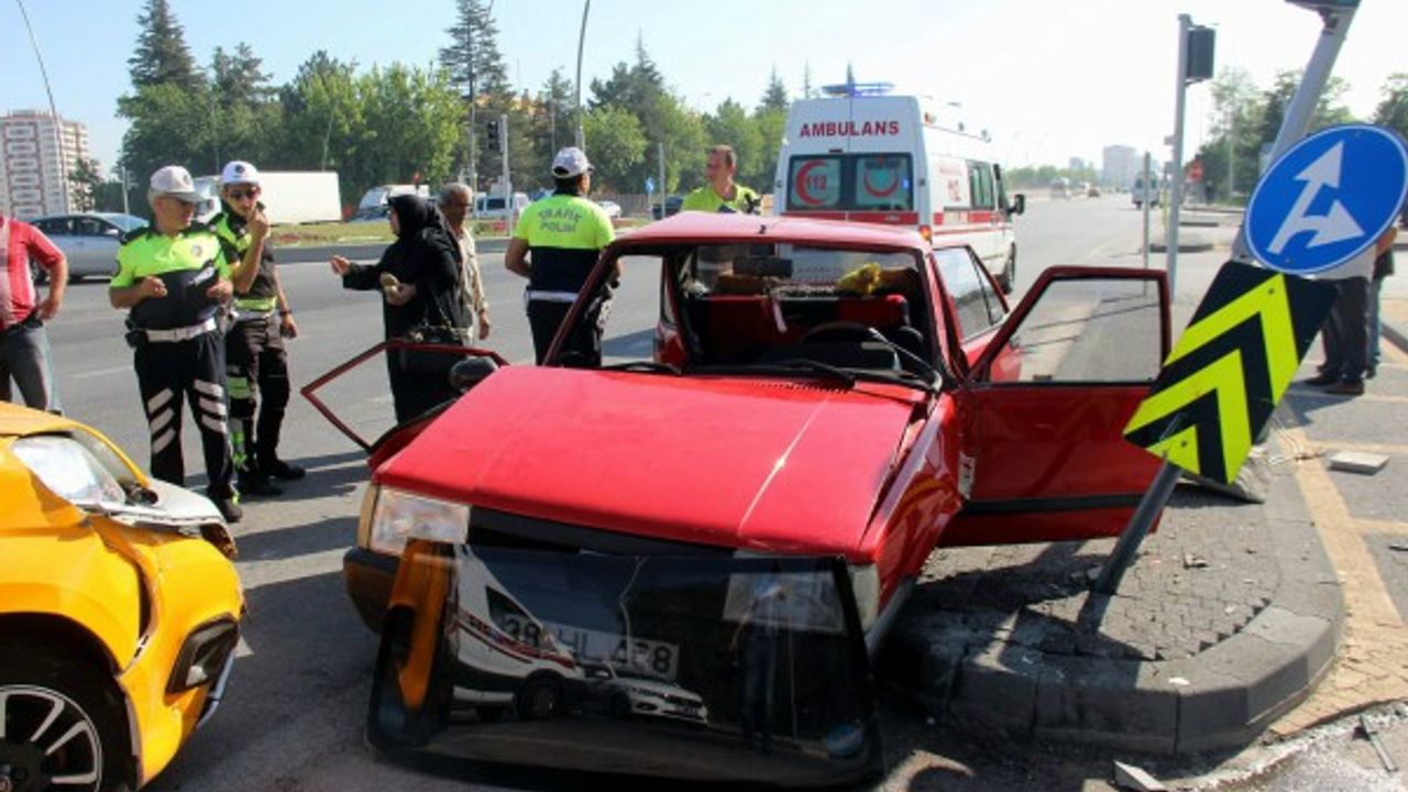 Kayseri'de ticari taksi ile otomobil çarpıştı: 5 yaralı