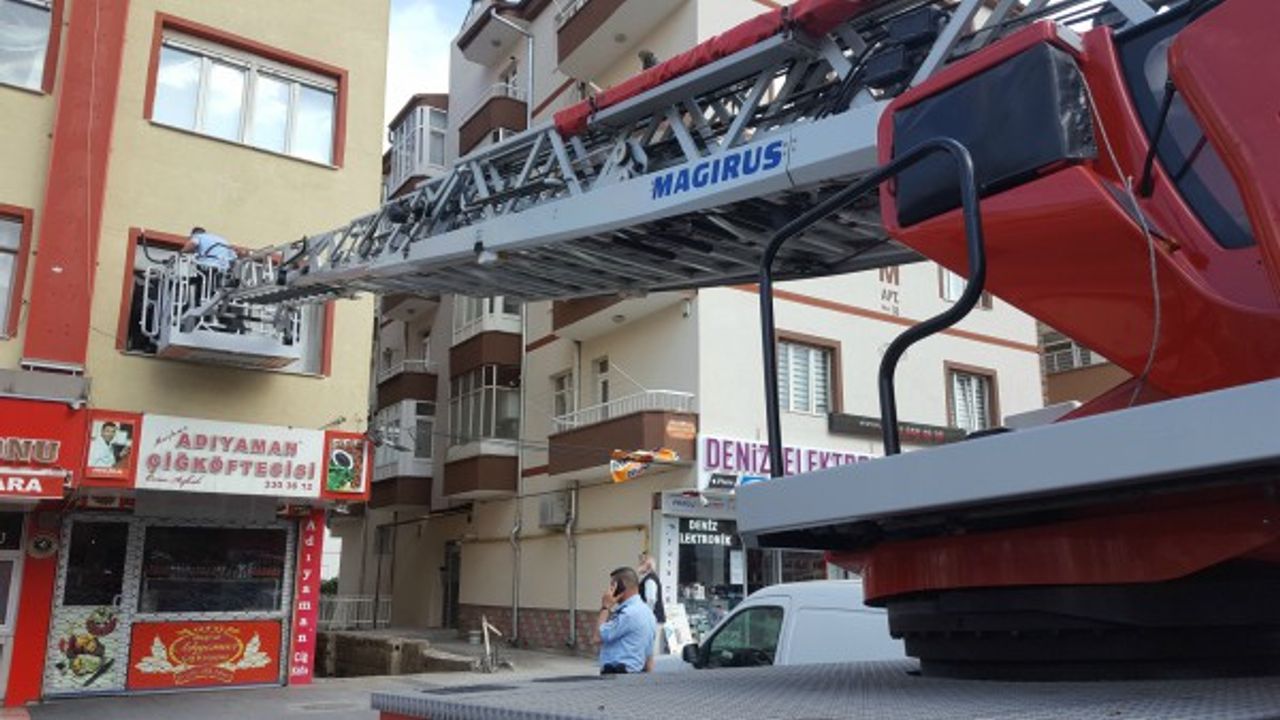 Yaşlı Kadının Yardımına Polis Ve İtfaiye Koştu 
