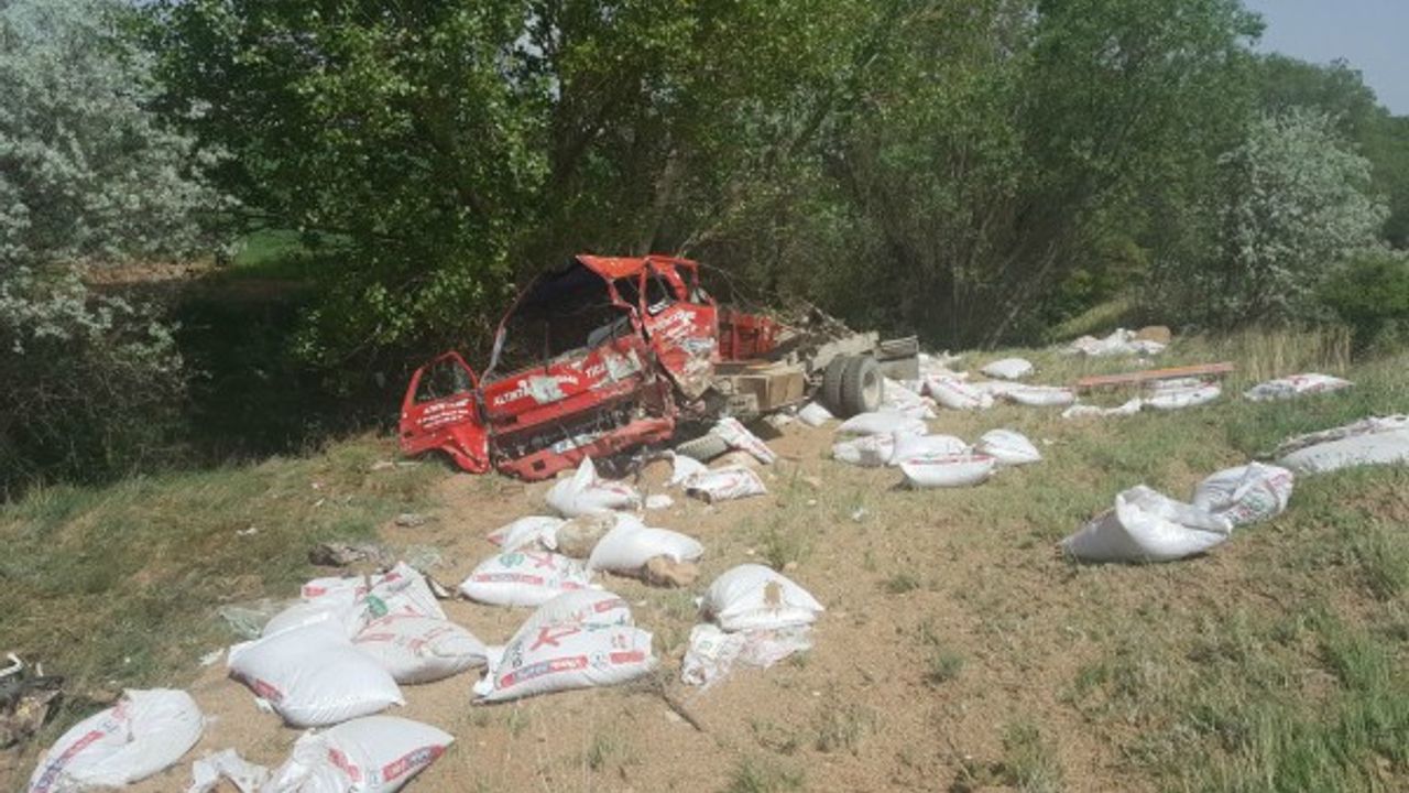 Otomobil ile kamyonet kafa kafaya çarpıştı: 2 ölü, 4 yaralı 