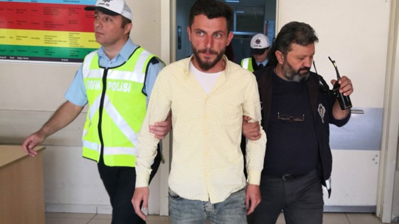 Otomobilin hızını sabitleyen sürücü yolcu koltuğuna oturdu