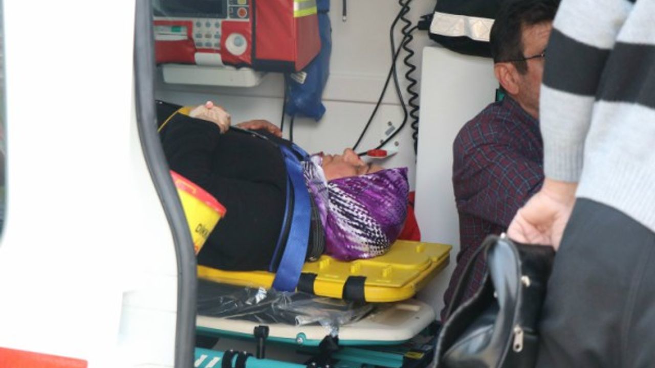 Tıra çarpan halk otobüsü refüje çıkarak durabildi: 9 yaralı 