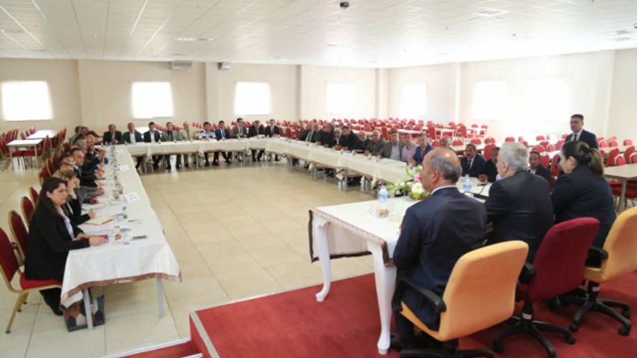 Vali Kamçı Felahiye ve Özvatan’da Muhtarlarla Buluştu 
