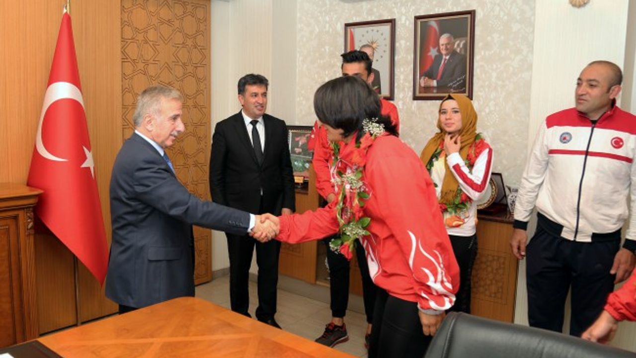Vali Kamçı başarılı sporcuları kabul etti 