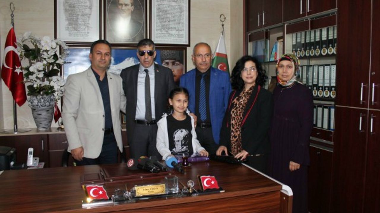 Yarışmadan kazandığı çeyrek altını Şehit Ve Gaziler Derneği’ne verdi 