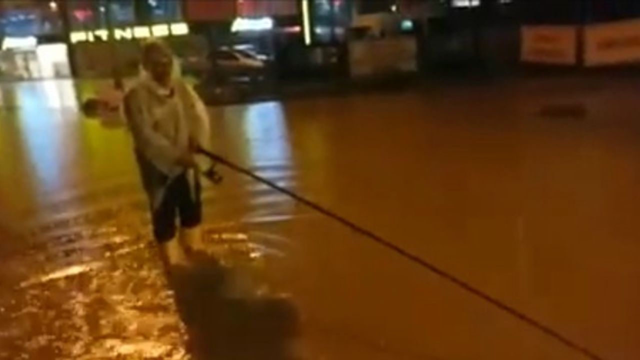 Yol göle dönünce oltasını alıp dışarı çıktı 